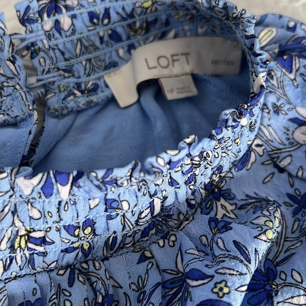 LOFT Floral Blue petite bubble sleeve floral blouse- size MP - Picture 8 of 8